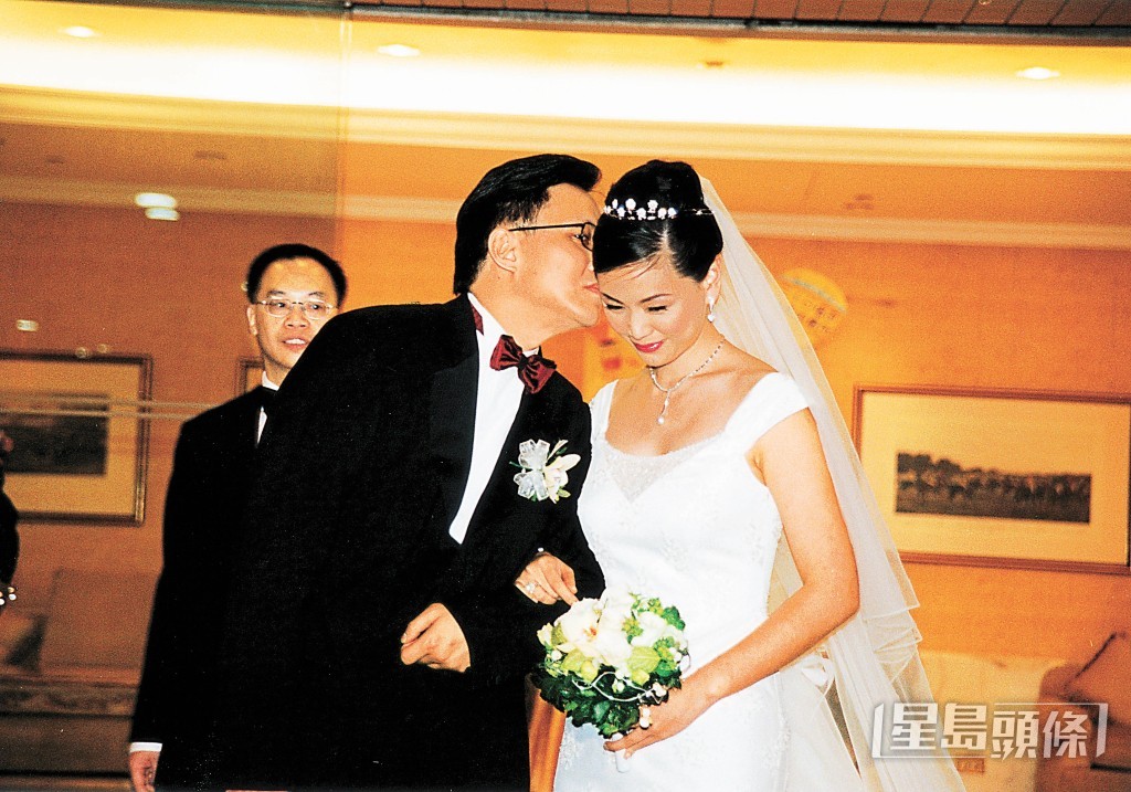王馨平2001年嫁給金融業富商李家輝，逐漸淡出螢光幕。