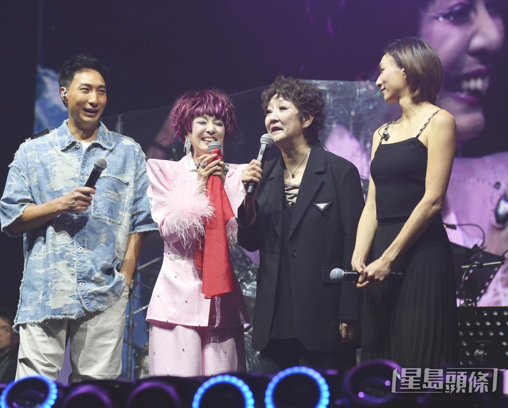 晚其中溫馨一幕便是雪梨帶同仔女徐偉棟、徐穎堃上台唱 《真的愛你》撐家姐。