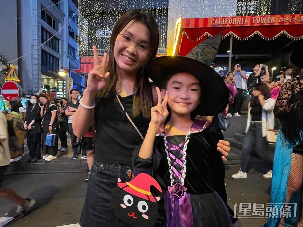 萬聖節.裝扮成女巫的黎小朋友與媽媽一同到蘭桂坊度佳節。謝宗英攝 萬聖節.裝扮成女巫的黎小朋友與媽媽一同到蘭桂坊度佳節。謝宗英攝
