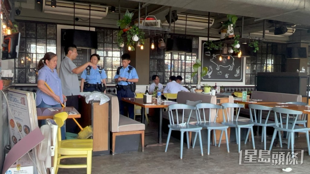 警員到餐廳調查。
