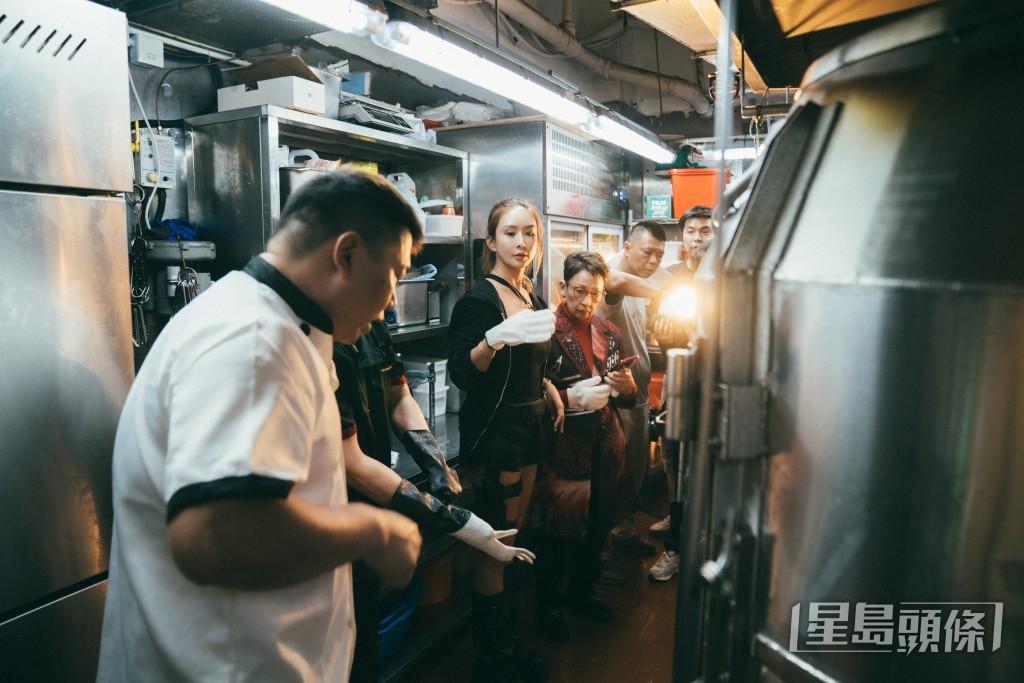隊員們突擊廚房參觀美食製作過程。