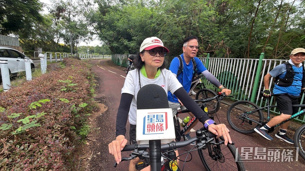 龐女士指一旦遇上群狗,會掉頭離開。梁國峰攝 龐女士指一旦遇上群狗,會掉頭離開。梁國峰攝