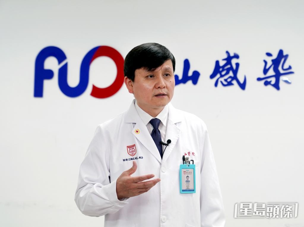 楊紅霞團隊與國家感染病醫學中心主任張文宏展開合作。 新華社 楊紅霞團隊與國家感染病醫學中心主任張文宏展開合作。 新華社