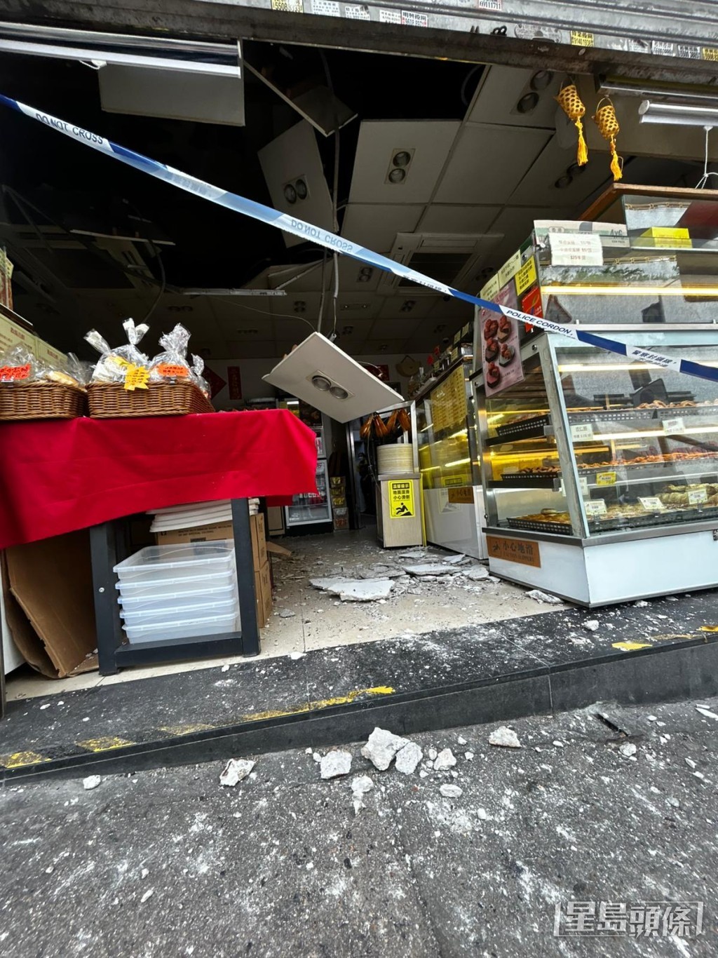 舖內天花連同石屎墮下。楊偉亨攝 舖內天花連同石屎墮下。楊偉亨攝