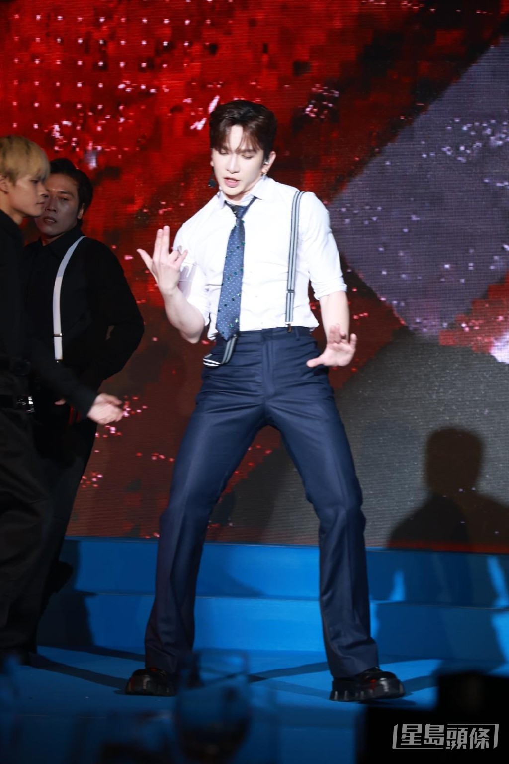 Anson Lo又唱又跳。