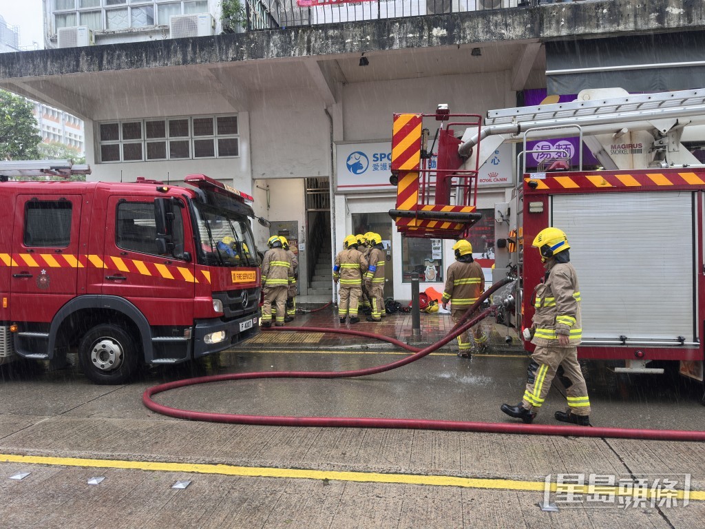 消防開喉救火。 消防開喉救火。