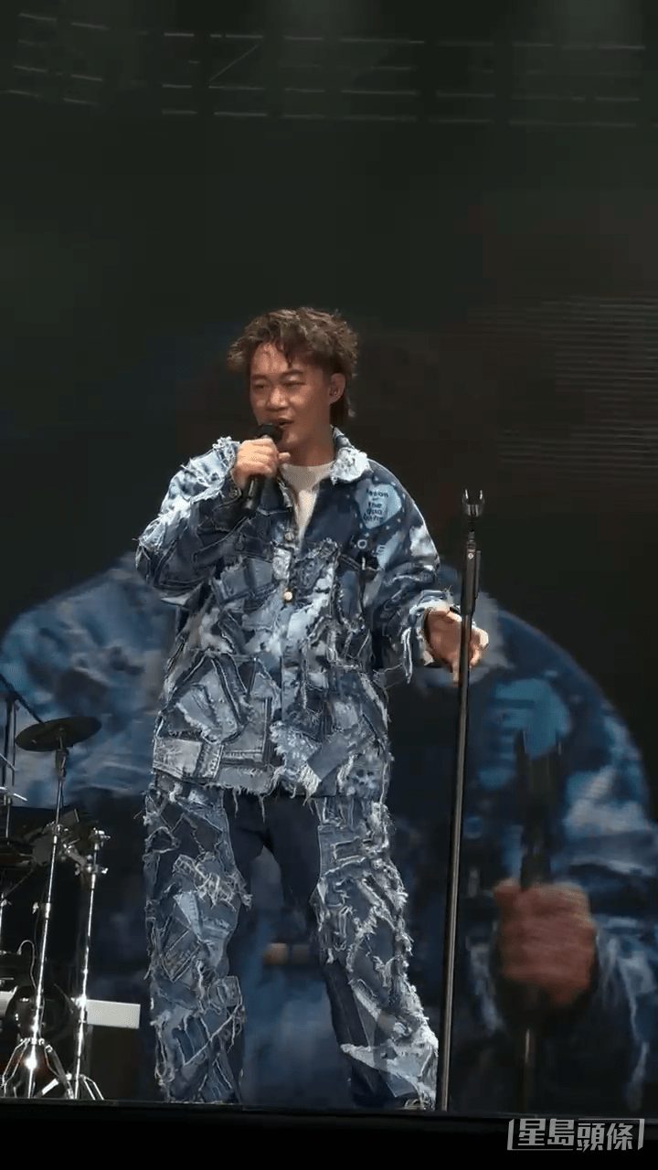 Eason之後還介紹The Duo Band成員，心情看來並無大影響。