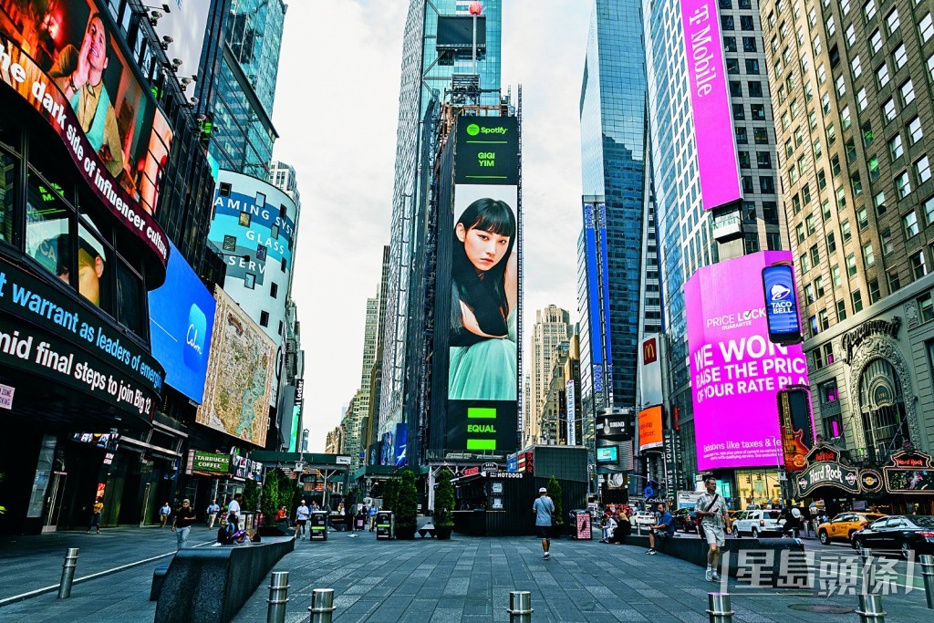 在紐約的巨 屏上，出現炎明熹的靚相， 可見小天后的份量十足。