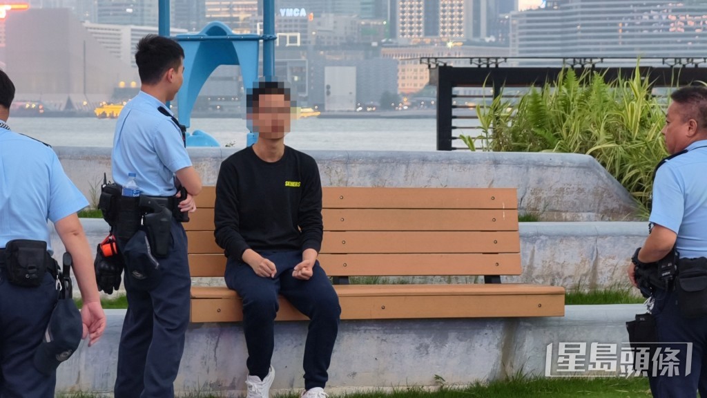 警員截停涉案19歲男子調查。
