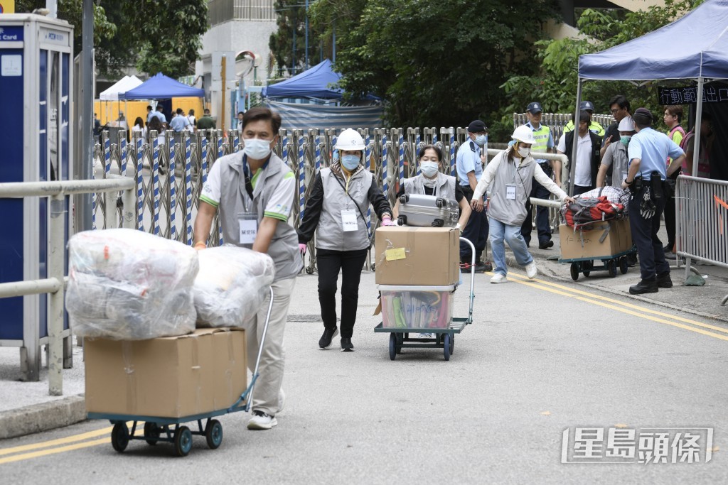 工作人員協助搬運物品。