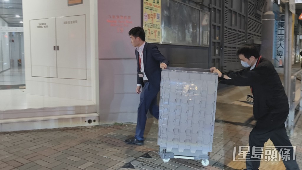 廉署人員準備多個膠箱以檢走證物。黃文威攝