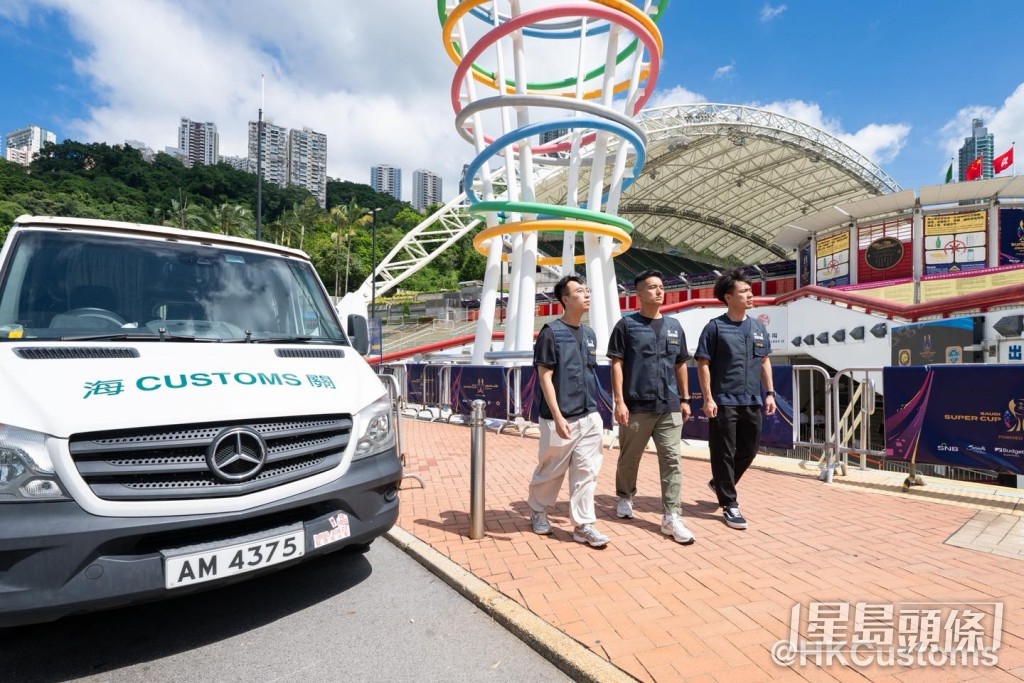 海關於大球場一帶加強巡邏。FB:香港海關 海關於大球場一帶加強巡邏。FB:香港海關