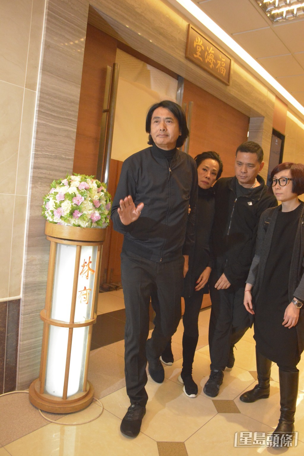 早前周润发携妻子出席林岭东丧礼。