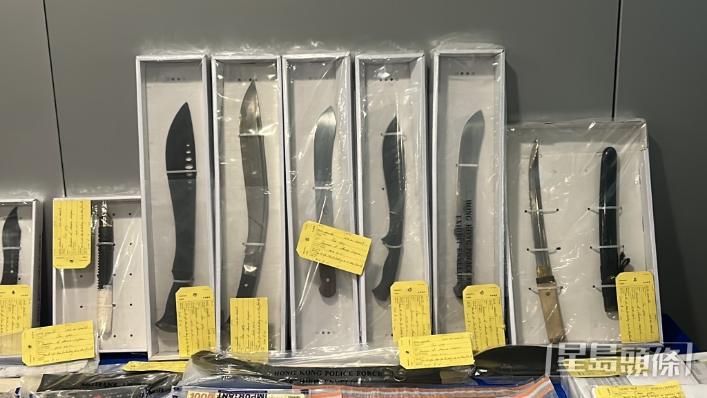 行動中檢獲大批利刀武器。林思明攝 行動中檢獲大批利刀武器。林思明攝