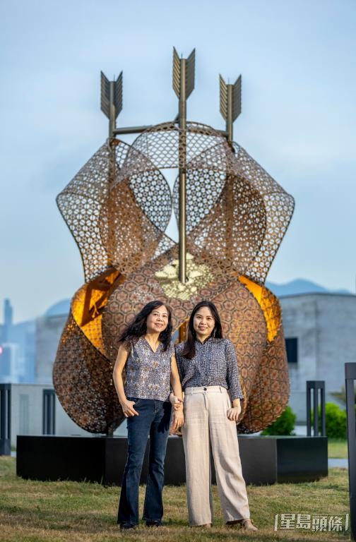 林嘉裕(右)感謝母親(左)退休後,一直擔任她的助手。 受訪者提供 林嘉裕(右)感謝母親(左)退休後,一直擔任她的助手。 受訪者提供