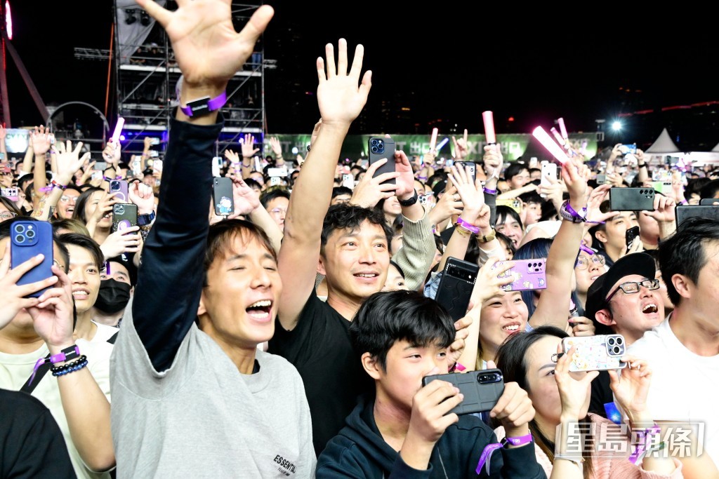 吸引了大批歌迷为了欣赏他们的演唱而入场。