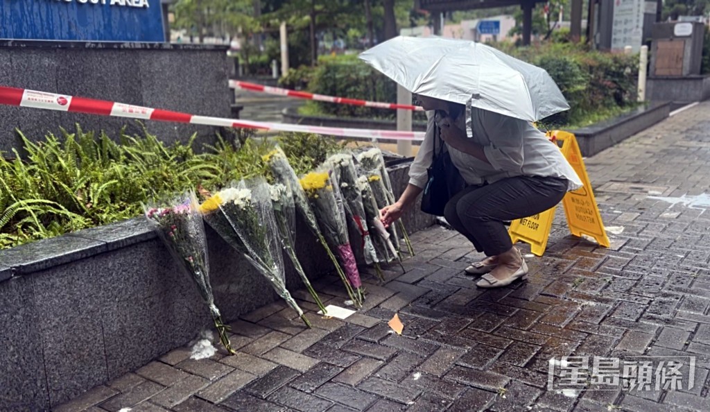 有市民事發後到意外現場獻花悼念。 有市民事發後到意外現場獻花悼念。