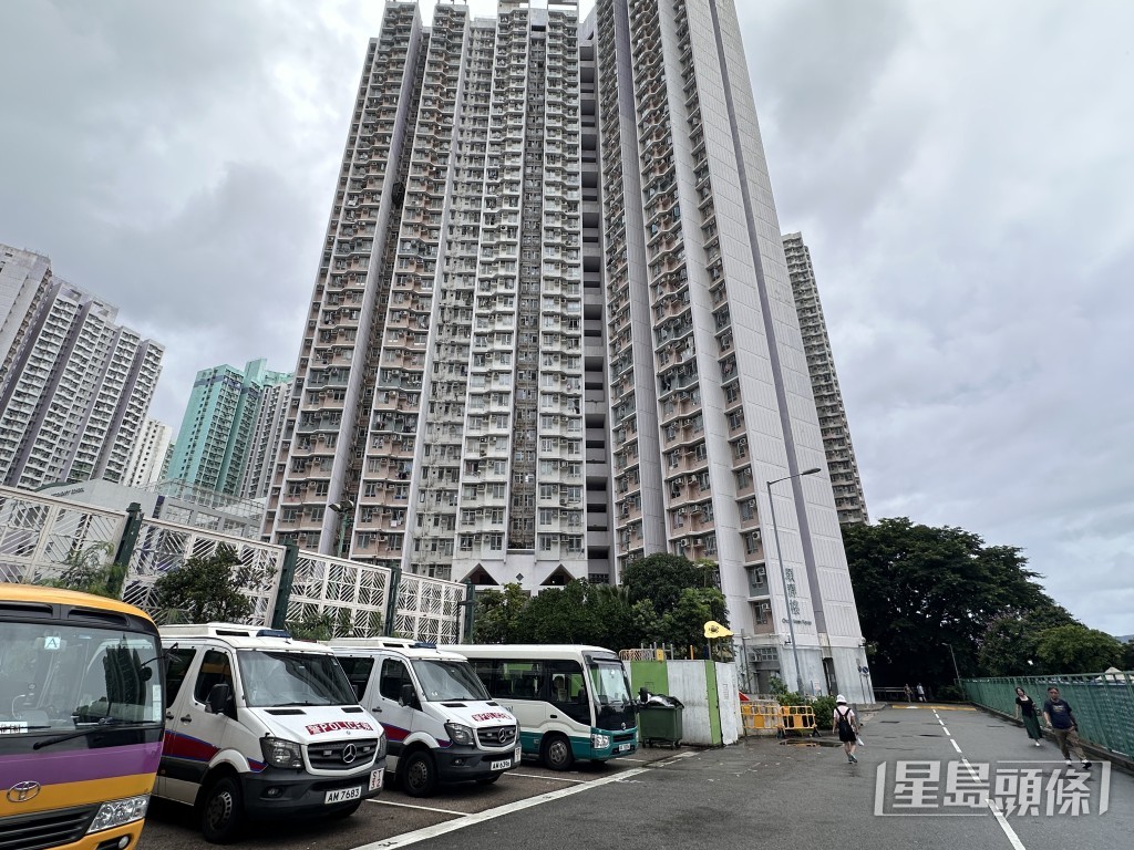 馬鞍山頌安邨頌群樓男子墮樓亡。 馬鞍山頌安邨頌群樓男子墮樓亡。