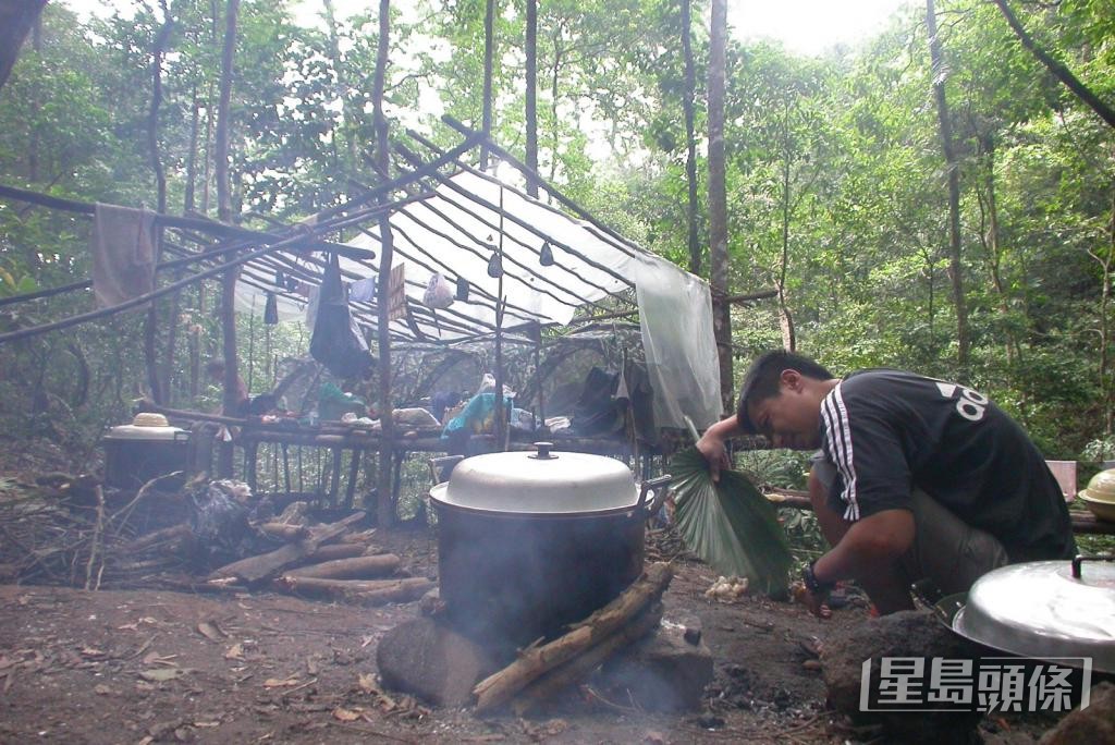 2003年,陈辈乐在海南霸王岭原始森林考察时煮饭,晚间睡在简陋帐篷。 2003年,陈辈乐在海南霸王岭原始森林考察时煮饭,晚间睡在简陋帐篷。