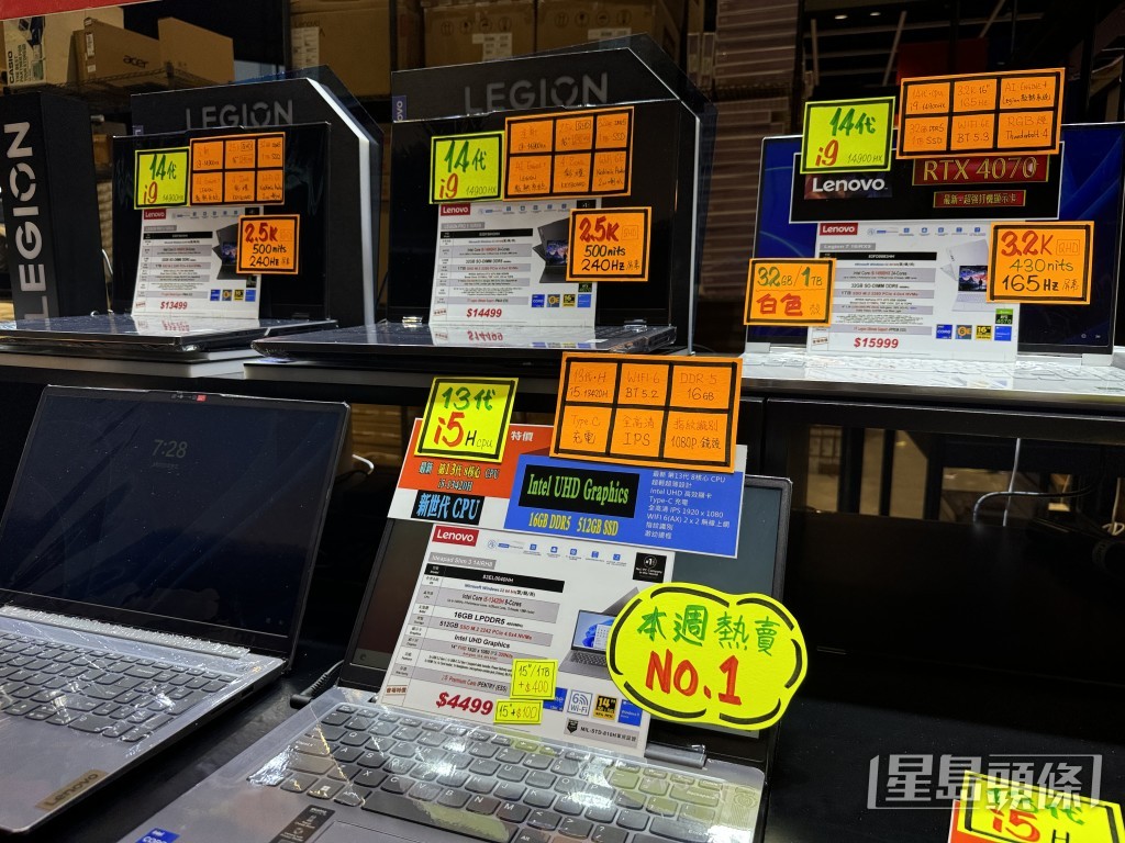多款電腦、手提遊戲機、打印機、路由器推出限定優惠。陳俊豪攝