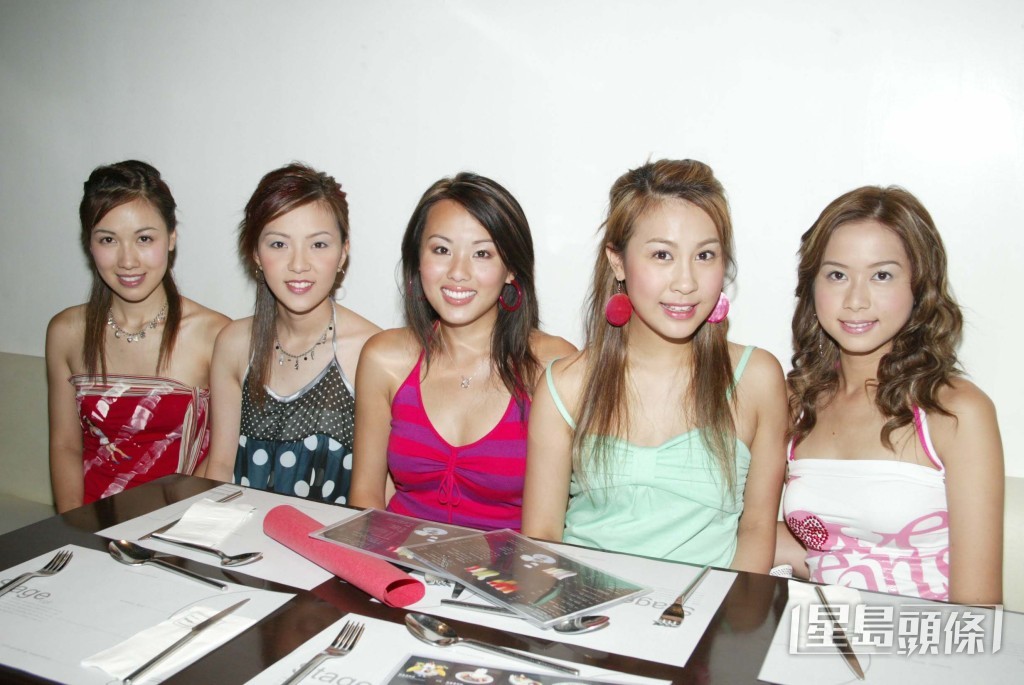 （左起）李施嬅、戚黛黛、杨洛婷、曹敏莉与李嘉怡俱获奖，其中后者为修身美态奖得主。