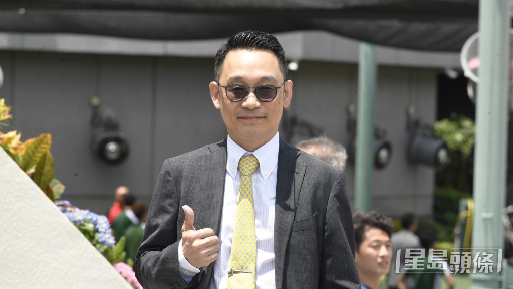 「發財金戈」昨朝進行拍跳締出飛快時間，課後丁冠豪捉住何澤堯密斟良久。