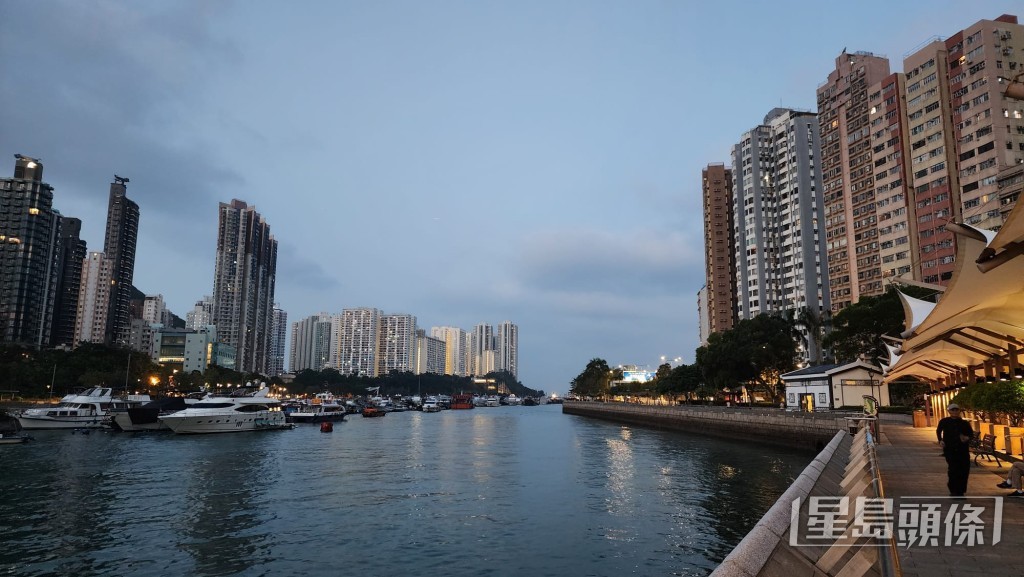 本港地區今日大致天晴，吹和緩東至東北風。黎志偉攝