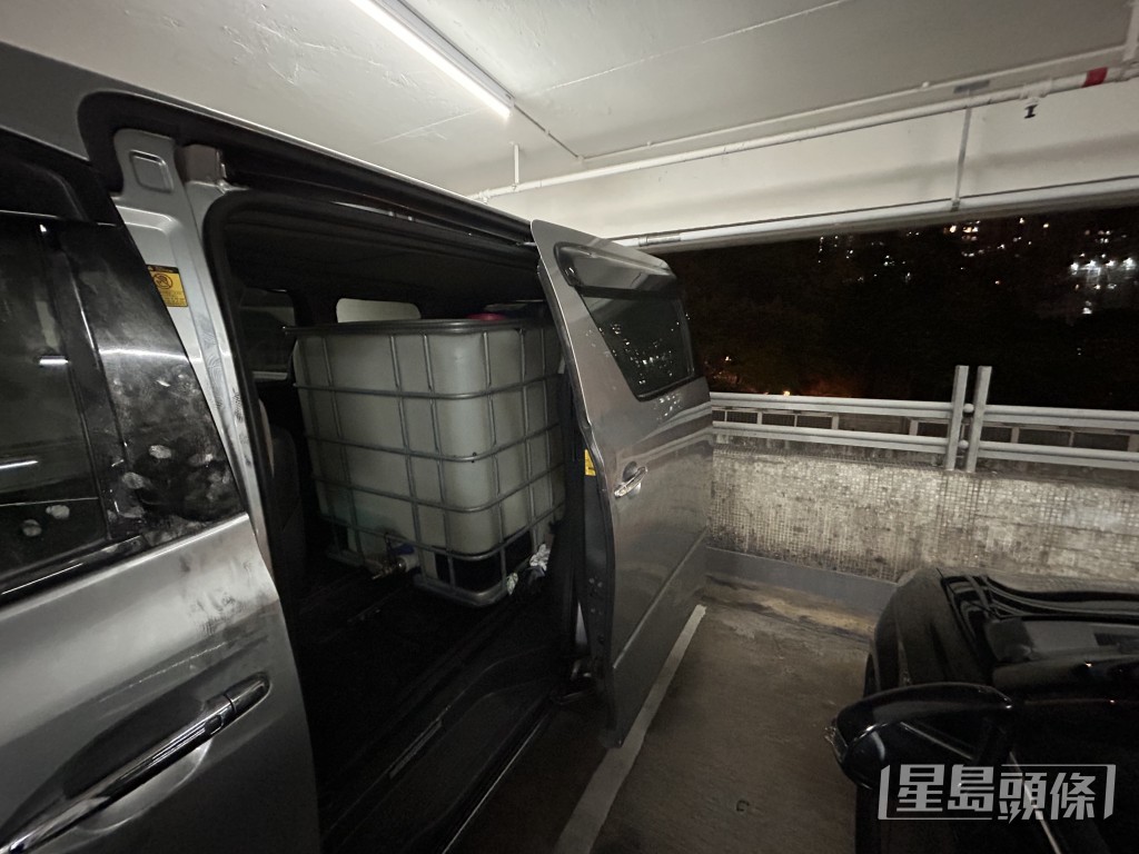 車尾空間塞入了一個大膠箱，內藏約400公升汽油。