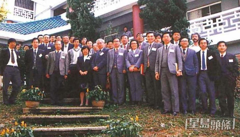 曹太（前排左四）組織中港台三地核電專家舉辦核技術安全會議，其丈夫曹宏威（左一）也有出席。 受訪者提供