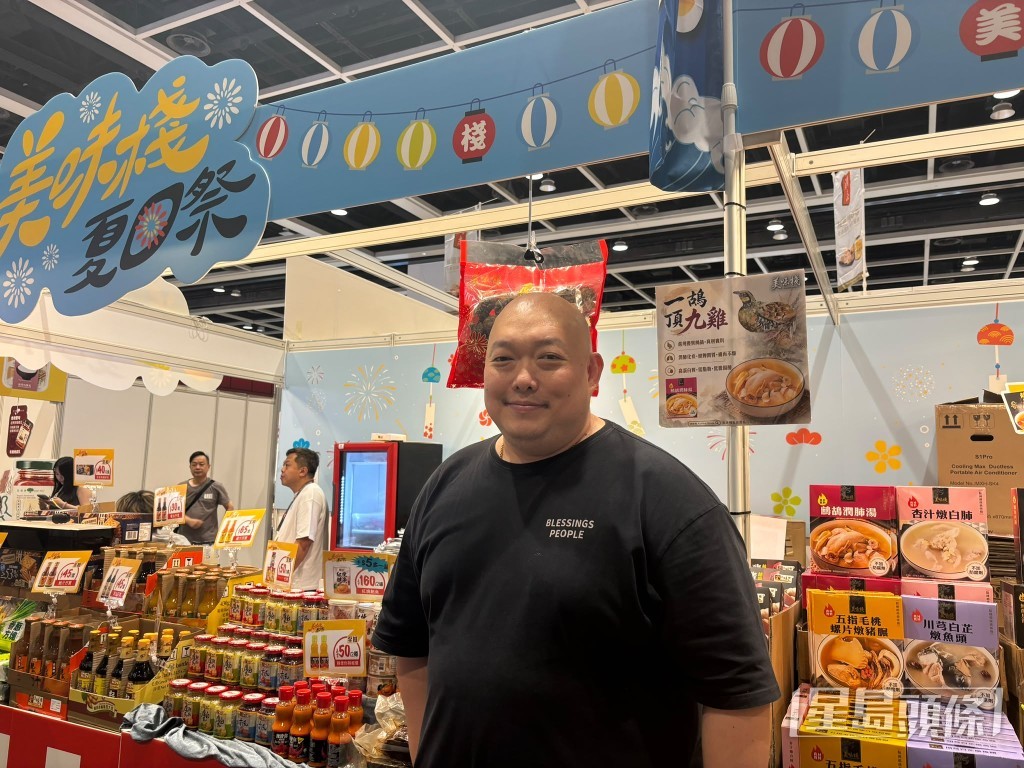 美味棧負責人劉先生指首日人流未算旺盛,但對比去年同期營業額略升,顧客消費力更為理想。張頌恩攝 美味棧負責人劉先生指首日人流未算旺盛,但對比去年同期營業額略升,顧客消費力更為理想。張頌恩攝
