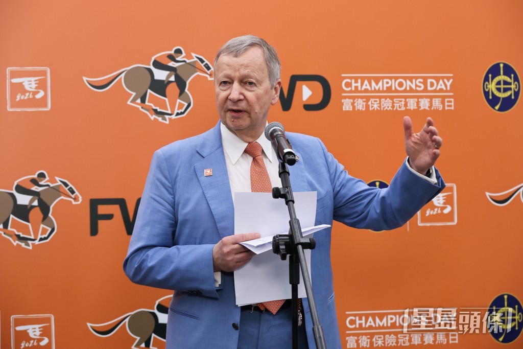 香港賽馬會行政總裁應家柏會見傳媒。