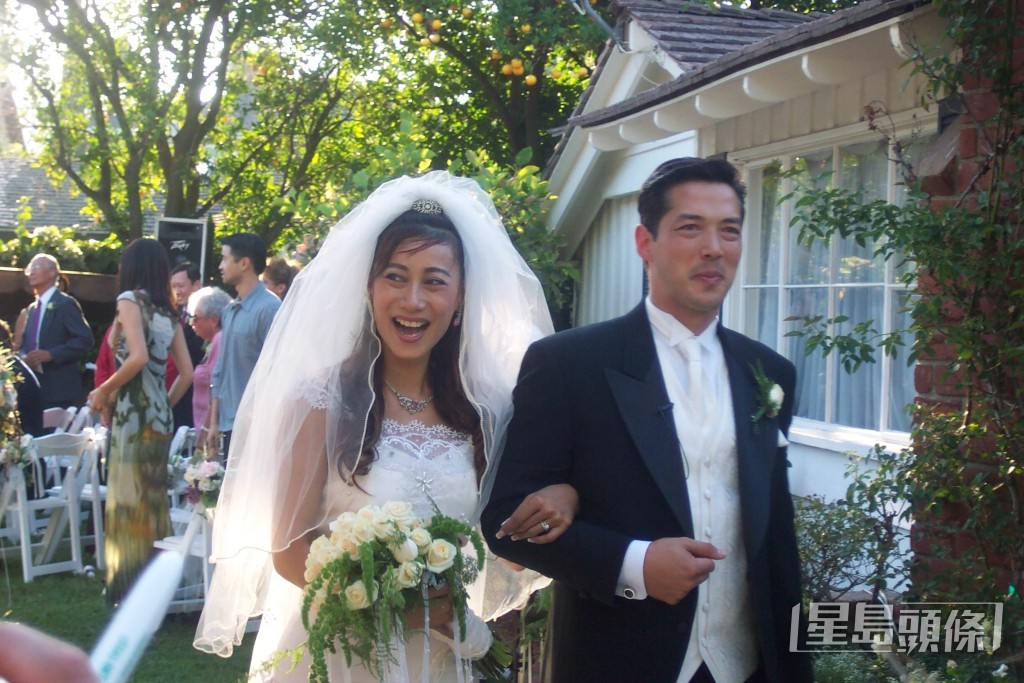 张天爱和罗素在洛杉矶举行婚礼。