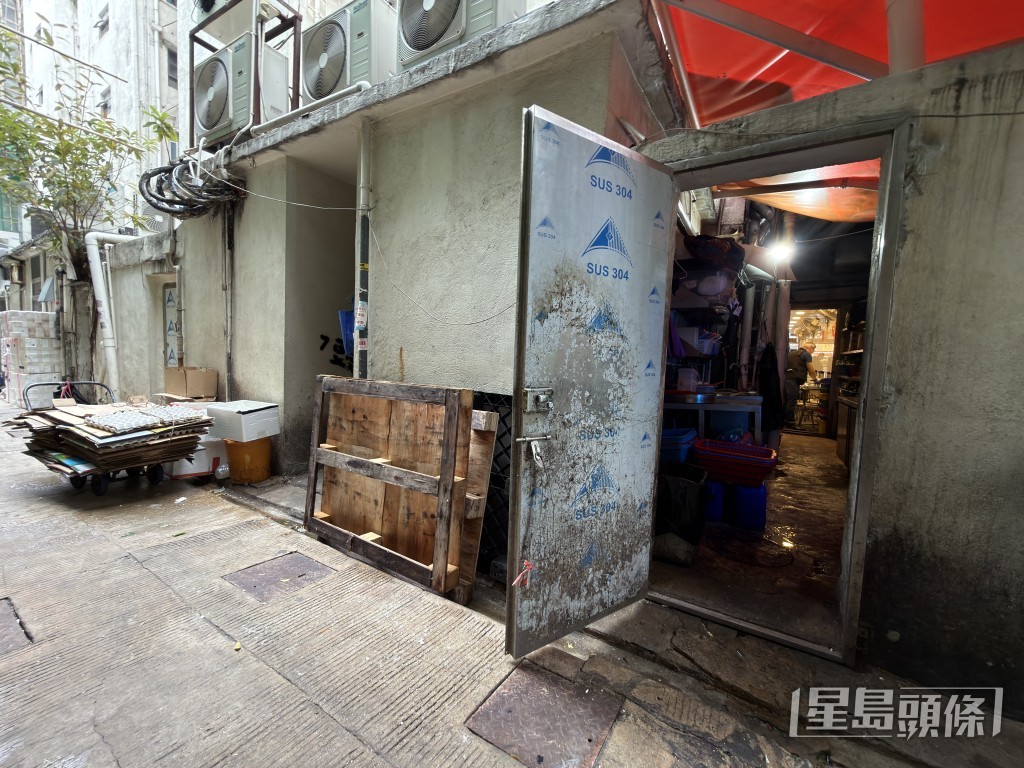 賊人撬開後門潛入舖內搜掠。梁國峰攝