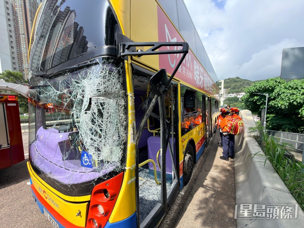巴十車頭及左車身玻璃窗爆裂粉碎。梁國峰攝 巴十車頭及左車身玻璃窗爆裂粉碎。梁國峰攝