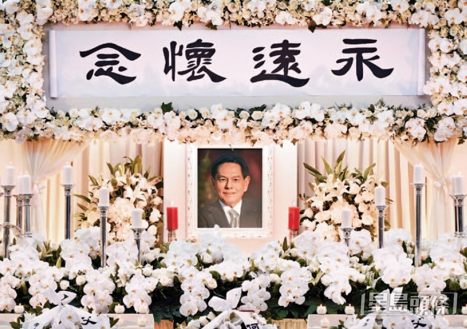享年75歲的前全國政協常委、商人何柱國6月28日設靈。靈堂以白色鮮花及簡約為主調。 享年75歲的前全國政協常委、商人何柱國6月28日設靈。靈堂以白色鮮花及簡約為主調。