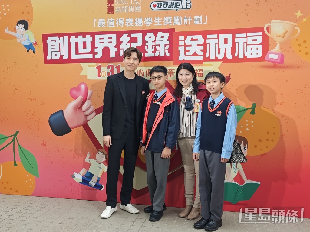 星岛新闻集团主席蔡加赞(左一)与香港资助小学校长会主席陈淑仪(右二)与学生合照。