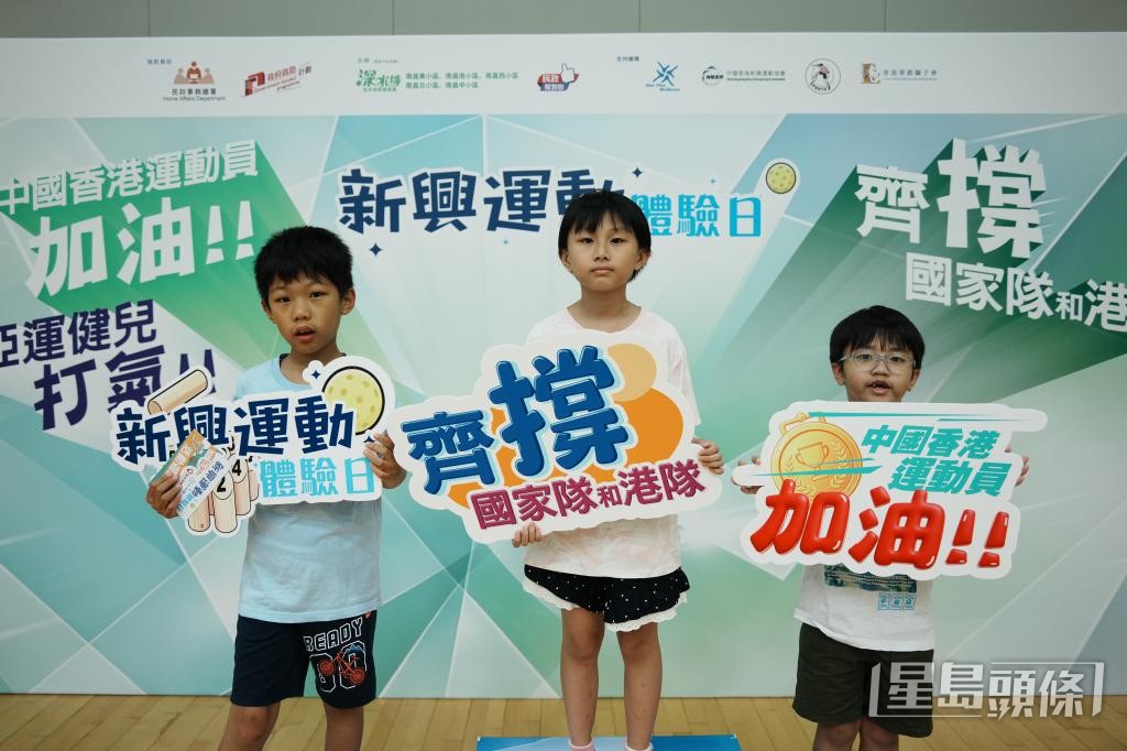 南昌市民为港队打气。 南昌市民为港队打气。