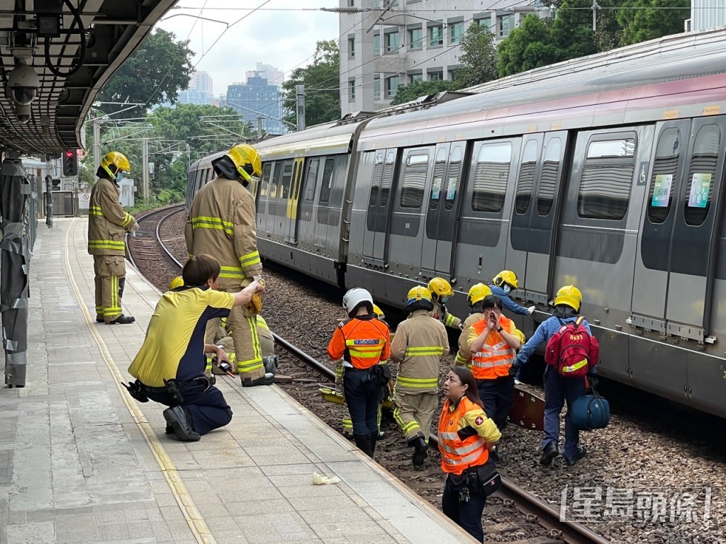 消防將事主由車底救出。蕭博禧攝 消防將事主由車底救出。蕭博禧攝 