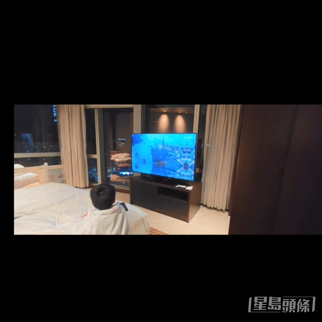 大仔睇到入晒神。