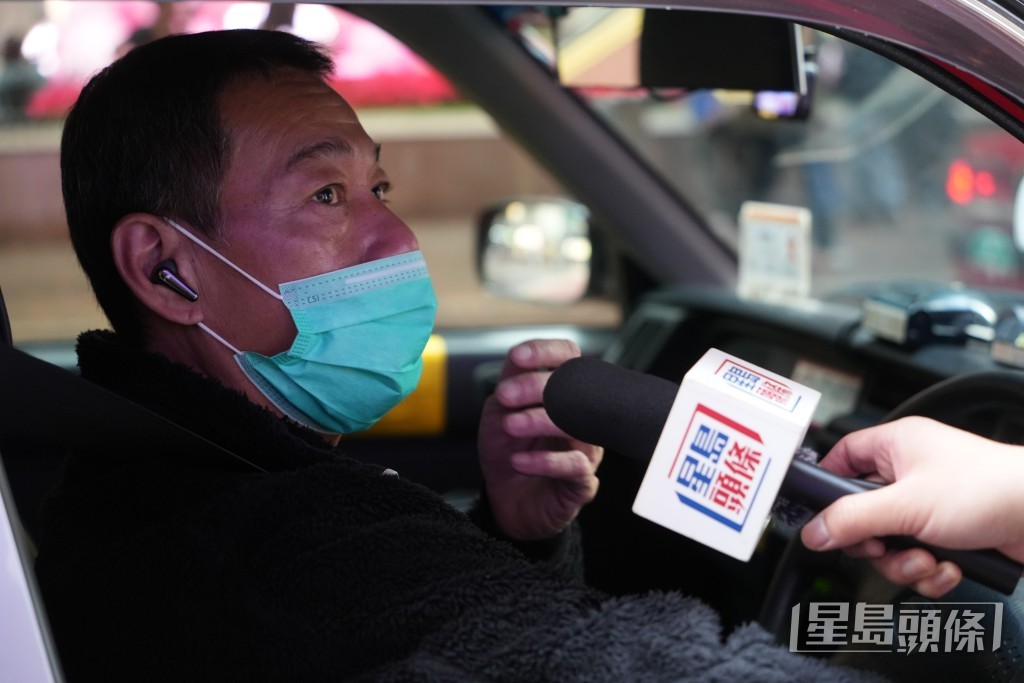 拒絕使用電子支付的的士司機胡先生。吳艷玲攝 拒絕使用電子支付的的士司機胡先生。吳艷玲攝