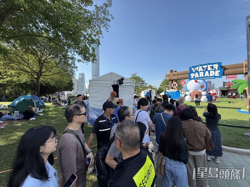 大批市民在現場排隊。 大批市民在現場排隊。