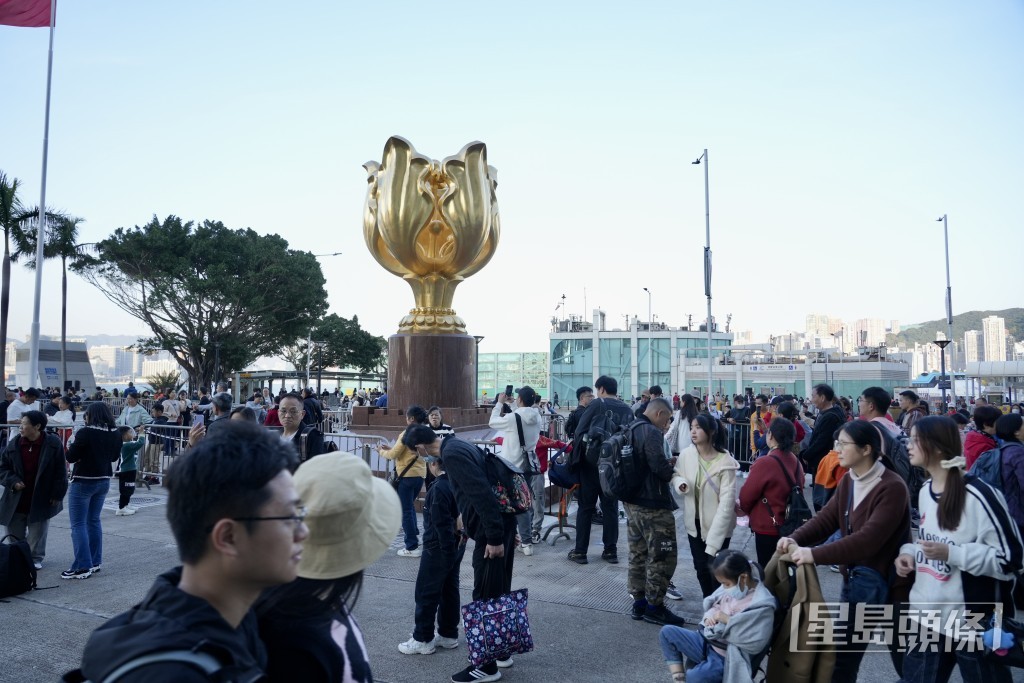 市民在灣仔等候煙花匯演。歐樂年攝 市民在灣仔等候煙花匯演。歐樂年攝