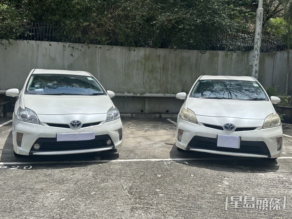 警方截獲兩輛非法載客取酬的私家車。劉漢權攝 警方截獲兩輛非法載客取酬的私家車。劉漢權攝