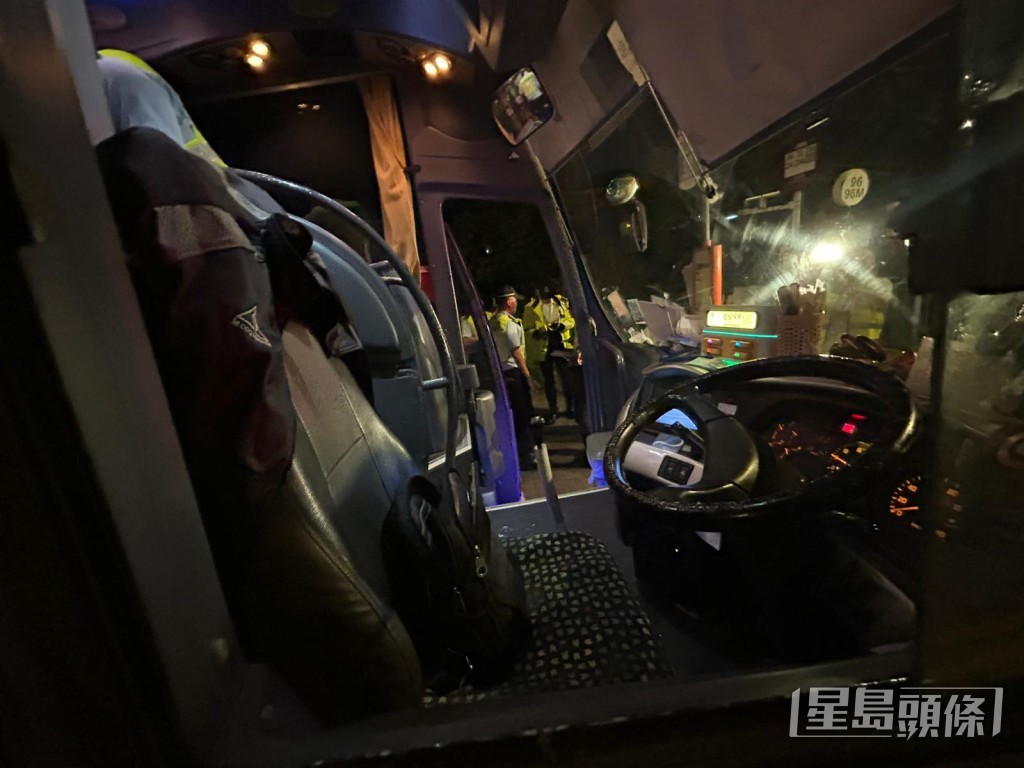 現場消息指,事發時乘客見狀大驚,隨即衝上前協助扶穩軚盤。 現場消息指,事發時乘客見狀大驚,隨即衝上前協助扶穩軚盤。