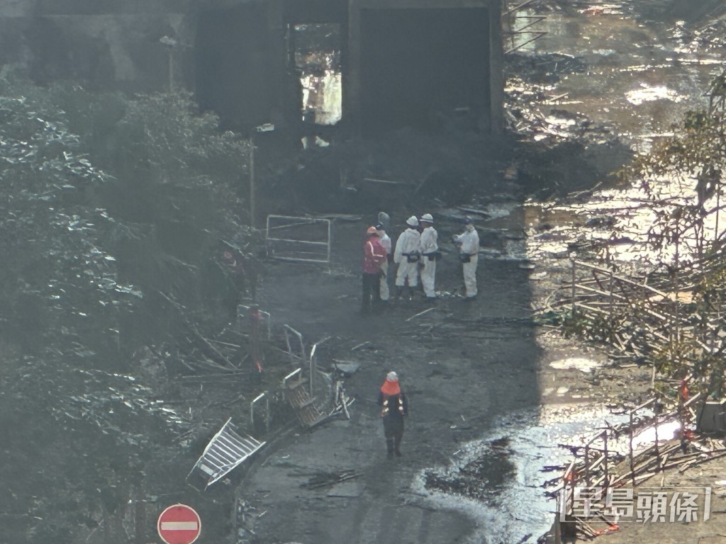 火災現場仍有DVIU人員到場。劉漢權攝