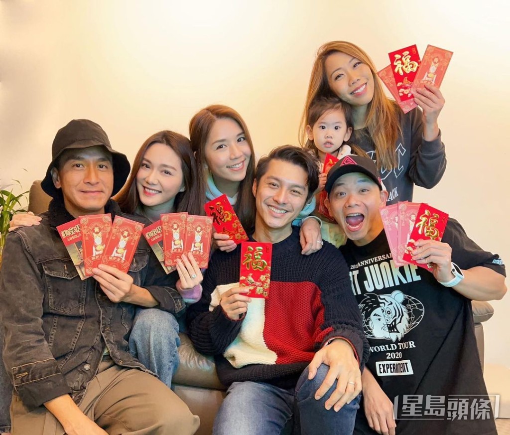 湯洛雯今年初陪馬國明去「鐵馬家族」團拜,大晒手巨型訂婚鑽戒。 湯洛雯今年初陪馬國明去「鐵馬家族」團拜,大晒手巨型訂婚鑽戒。