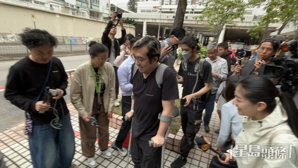 郭先生撑拐仗回家。蔡楚辉摄