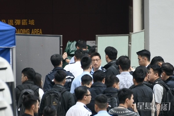 围板内架起帐篷。梁国峰摄