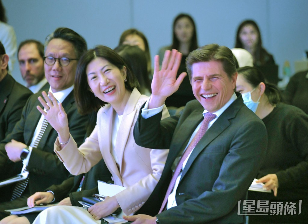 前行政總裁歐冠昇卸任(左)、新任行政總裁陳翊庭(右)。何健勇攝 前行政總裁歐冠昇卸任(左)、新任行政總裁陳翊庭(右)。何健勇攝