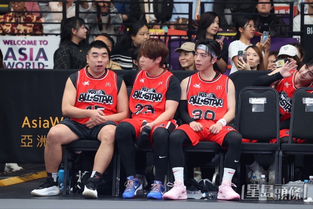 姜濤坐在休息席使用按摩器。後方Anson Lo盧瀚霆周圍揮手。 姜濤坐在休息席使用按摩器。後方Anson Lo盧瀚霆周圍揮手。